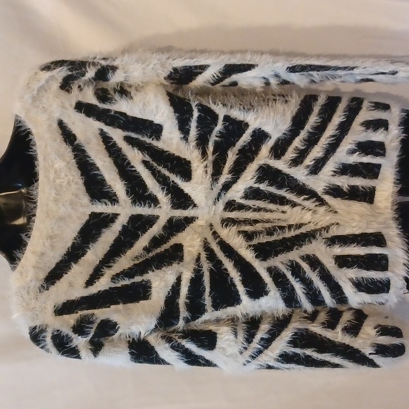 Cliche Couture wool blend Black & white soft fuzzy sweater - Picture 4 of 7